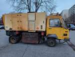 Maschinenbau Möser Ro-V 149.4 Rail Grinder, eine leichte Zweiwege-Schienenschleifmaschine, am 27.11.2024 auf einem Parkplatz am Thüringen Park in Erfurt.