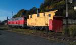 218 272-3 und 80-80-970 5 015-4 Schneepflug Meiningen W SPM 407 stehen am 30.09.2012 abgestellt in Kronach.