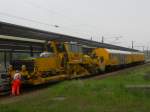 Schotterprofiliermaschine SSP100 SW der Bahnbaugruppe steht mit Bauzug in Werdau Bahnhof am 05.05.2012