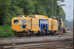 Eine Universalgleisstopfmaschine UNIMAT 09-475/4S und eine Schotterprofiliermaschine SSP 110 SW475/4S der Deutschen Gleisbau Union aus Koblenz fahren am 09.09.2011 durch Aachen West.