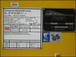 Am 08.10.2006 stand eine Stopfmaschine der DB Netz vom Typ Unimat Sprinter im Dsseldorf Hbf. Im Bild eine Detailaufnahme der angebrachten Tafeln mit Angaben zum Fahrzeug.  