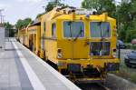 Auf ihren Einsatz warten am 29.05.2015 am Bahnhof Altomünster die Universalstopfmaschine UNIMAT 09-32/4S DYNAMIC von Plasser & Theurer und die Universalschlotterverteil- und Planiermaschine SSP 110 SW von Plasser & Theurer.