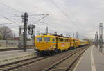 DB Bahnbau Gruppe Universal Stopfmaschine 09-32 Unimat 4S Nr. 97 43 55 102 17-5, am 11.11.2013 bei der Ausfahrt in Erfurt Hbf.