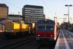 Whrend rechts die S6 nach Essen Hbf einfhrt durchfhrt rechts DB Netz 203 301 mit einem Bauzug Dsseldorf-Rath.