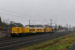 203 307 führt einen Schienenschleifzug am 04.12.2021 durch Rodenbach gen Fulda
