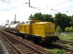 203 303-3 durchfhrt mit einem Unkrautspritzzug den Bahnhof Magdeburg-Buckau. Wenn man sich den starken Bewuchs im Bahnhofsbereich anschaut, ist dies auch bitter ntig. Fotografiert am 22.05.2009