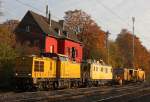 Die DB Netz 203 303 zieht am 31.10.11 das TIF 705 001 und eine Gleisstopfmaschienen durch Ratingen-Lintorf.