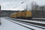 Eine V 100 Ost durchfährt an diesem trüben Wintertag den Bahnhof Eichstätt in Richtung Treuchlingen.