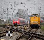 203 302-5 und 442 858 standen am 17.10.2014 im Rostocker Hbf.im Hintergrund kam RE 1 Hamburg-Rostock und fuhr auerplanmig auf Gleis 4 rein.