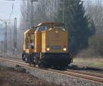 203 312-4 mit Bau-Anhängsel in Fahrtrichtung Norden. Aufgenommen am 26.03.2014 am BÜ Eltmannshausen/Oberhone.