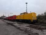 DB Netz Instandhaltung 203 301-7 bei der Aufnahme einiger Dienstwagen im Holzbahnhof von Gera am 15.11.2019