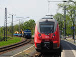  Emma  aka 203 442 der  Jaeger Umwelt + Verkehr GmbH + Co KG  fährt im Gegenlicht im Bahnhof Elsterwerda-Biehla an 442 650 als leerer Zug in der Verbindungskurve vorbei.