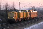 203 301-7 mit Schwester und einem Turmtriebwagen kurz vor Staffelstein im letzten Abdenlicht am 10.02.2012.