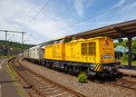 
Ich war schon sehr überrascht...

Die 203 301-7 (92 80 1 203 301-7 D-DB) der DB Netz AG, ex DR 110 675-6, ex DR 112 675-4, ex DB 202 675-5, mit dem Unkrautspritzzug der  Bayer CropScience Deutschland GmbH am 10.06.2016 beim Halt bzw. Wenden im Bahnhof Betzdorf (Sieg). 

Am anderen Ende des Zuges war noch die 203 302-5 (92 80 1203 302-5 D-DB). 

Weitere Infos zu der 203 301-7 unter:  http://hellertal.startbilder.de/bild/deutschland~dieselloks~br-203-umbau-dr-v-1001/358719/aus-dem-db-museum-koblenz-luetzel-heraus.html 