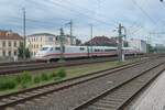 zwar etwas mit Masten verstellt, der ICE/S 410 102 abgestellt im Bahnhof Dresden-Neustadt, Mai 2024.