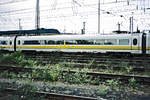 Der ICE-S-Mittelwagen 410 801 (Trafowagen mit Stromabnehmer) am 10.09.1998 am Hbf. Mannheim. Weitere Informationen zu diesem besonderen Fahrzeug können interessierte Eisenbahnfreunde die entsprechnenden Publikationen im Internet entnehmen. Besonders fällt am 410 801 der gelbe Streifen mit der aufgemalten Sinuskurve auf.