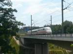 Der ICE S in seiner vollen Lnge rast auf der Hochgeschwindigkeitsstrecke von Nrnberg nach Mnchen am 31.7.2008.