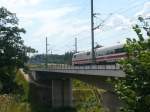 Der ICE S rast auf der Hochgeschwindigkeitsstrecke von Nrnberg nach Mnchen am 31.7.2008.