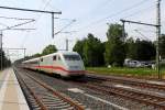 In der Zeit vom 05. bis zum 08.05.2014 testet die DB AG den Zugbetrieb mit Tempo 160 auf dem Streckenabschnitt Löwenberg-Nassenheide.
Der ICE S 410 102-8 und am Zugschluss der 410 101-0 bei einer Messfahrt am 06.05.2014 in Nassenheide.