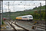 IC-Steuerwagen voraus schiebt DB 182 536 (NVR: 91 80 6182 536-3 D-DB) den RAILab2 Messwagen (DB Netzinstandhaltung - Fahrwegmessung, NVR: D-DBMP 63 80 99-94 003-0 Dienstmz) am 16.09.2024 von der SFS kommend in den Würzburger Hauptbahnhof.