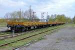 Der Neustrelitzer Sd-Bahnhof mit abgestellten Wagen und drei ausgekreutzten Signalen. - 29.04.2013