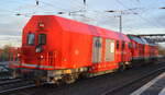 Hilfszugwagen der DB Netz-Notfalltechnik (D-DB 99 80 9370 054-5) am Haken von DB Cargo AG  233 698-0  am 18.12.19 Durchfahrt Bf. Saarmund. 