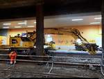 Blick auf die Gleisbauarbeiten im Hp Halle-Neustadt (auch  Tunnelbahnhof  genannt) auf Gleis 1 mit einem Zweiwegebagger (Atlas GmbH) der Schweerbau GmbH & Co.