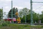 Bauarbeiten zur Elektrifizierung der Sdbahn - Die Zahl an Oberleitungsmasten im Bahnhof von Biberach (Ri) erhht sich.