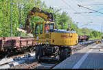 Von Ende April bis Anfang Mai 2019 fanden parallel zu den Maßnahmen zwischen Halle Südstadt und Angersdorf auch Gleisbauarbeiten am Hp Halle Zscherbener Straße auf der Bahnstrecke Merseburg–Halle-Nietleben (KBS 588) unter Vollsperrung statt.
Ein Zweiwegebagger der Schweerbau GmbH & Co. KG belädt Flachwagen, angeführt von 345 213-3 (346 020-3 | DR V 60 D) der Eisenbahn-Bau- und Betriebsgesellschaft Pressnitztalbahn mbH (PRESS), mit altem Schotter. Auf diesem Bild hat er jedoch Holzteile hochgehoben.
[25.4.2019 | 17:07 Uhr]