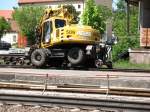 Ein Atlas Bagger der  DGT  bei Bauarbeiten in Traunstein am 19.5.07 hebt elegant sowohl Straen- als auch Schienenfahrwerk ab (Gleisjoch wohl zu schwer).