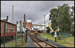 Blick am 4.10.2024 vom westlichen Tor des Verschiebebahnhofs der K&S Werke Neuhof bei Fulda aus auf die Gleisanlagen des Verschiebebahnhofs.Von Außen konnte ich erkennen, dass die Gleise  nahezu alle belegt waren. Mehrere Zweiwege Fahrzeug sind zu erkennen. Diese stehen zum Teil vor ihren Zugeinheiten.