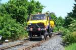 ein Zweiwege-Unimog bei der Vegetationskontrolle auf der Privatbahnstrecke der RSVG von Troisdorf-West zur Feldmhle nach Llsdorf im Mai 2001