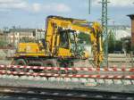 Liebherr Litronic 900 Zweiwege-Bagger, auch auf der Baustelle am Hbf Magdeburg, er fhrt auf dem frisch verlegten zweiten Gleis. Von den ursprnglich drei Gleisen ist erst eins fr den Gterverkehr in diesem Bereich fertig gestellt. 17.08.08