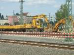 Liebherr Zweiweg-Bagger mit zwei Waggons beim Rangieren in der Baustelle Magdeburg Hbf am 17.08.08