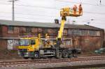 In Magdeburg Hbf wird auch Samstags fleiig gebaut. Hier ist ein Mercedes Actros als Zweiwegefahrzeug mit Arbeitsbhne zu sehen. Er gehrt zur Firma Balfour Beatty. Fotografiert am 27.03.2010.