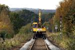 Ganz flach ist es in Schleswig-Holstein nicht, wie dieses Foto beweist:  Ein Zwei-Wege-Bagger fhrt am 17.10.2009 in Hohenwestedt, Hhe ehemaliges Lego Distributionslager (vormals mit eigenem