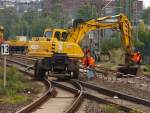 Atlas Zweiwegebagger der Firma Eiffage Rail profiliert das Gleisbett von Gleis 3 am 19.09.2010 in Aachen Rothe Erde.