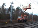 Arbeiten an der Fahrleitung in Binz am 11.November 2010 mit Hilfe eines Zweiwegefahrzeuges.