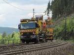 Zwei Zweiwegefahrzeuge von Balfour Beatty sind am 9. Juni 2012 bei Oberleitungsarbeiten auf der Frankenwaldbahn zwischen Ludwigsstadt und Lauenstein im Einsatz.