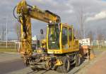 Zweiwegebagger, abgestellt hinter dem Bahnhof Neckarsulm. Auch dieser Bahnhof muss Gleise einbssen und so hat dieser Bagger noch einiges an Arbeit. 30.12.2012