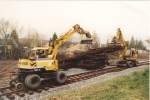 Zwei ZW-Bagger von O&K beim Abtransport von Altmaterial das beim Neubau der Zufahrtsgleise zur Hauptwerkstatt der Butzbach-Licher-Eisenbahn in Butzbach,Hessen,wo auch das bekannte Gefngnis ist, anfiel.