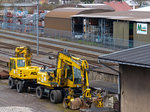 Zwei Zweiwegebagger, die wohl nicht miteinander reden, standen am 26.03.2016 auf dem Gelände der Harzer Schmalspurbahnen.