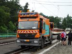 VGF Mercedes Benz Axor Oberleitungswagen am 25.06.16 in Frankfurt am Main bei einer Straßenbahnparade