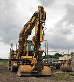 Liebherr A900, Zweiwege Bagger der Firma Balter/Losheim. 17.07.2016 in Herzogenrath
(aus einer tiefen Position herraus fotografiert)