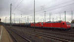 185 199-7 und eine 185er beide von DB  stehen in Aachen-West mit einem langen Ölzug aus Antwerpen-Petrol(B) nach Basel(CH) und wartet auf die Abfahrt nach Köln. 
Aufgenommen vom Bahnsteig in Aachen-West. 
Bei Wolken am Nachmittag vom 2.10.2018.