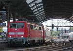 111 118-6 steht mit der RE4881 nach Siegen zur Abfahrt bereit im Aachener Hbf, ab Fahrplanwechsel fhrt hier die DB Regio Rheinland mit Talent2 und 120ern+Dosto, 19.7.10