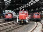 111 112 und 111 129 stehen mit ihren Regionalzgen an den Bahnsteigen im Bhf Aachen, whrend 362 942-5 ber das Gtergleis Richtung Rothe Erde fhrt, um dort die neuen Dostowagen abzuholen. Aufgenommen am 02/10/2010.