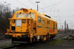 Eine Gleisvormessmaschine EM-SAT 120 von Strabag steht in Aachen-West bei Regenwetter am 4.3.2012.