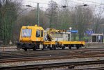 Ein Gleisarbeitsfahrzeug arbeitet am Morgen vom 13.3.2012 in Aachen-West bei Wolken.