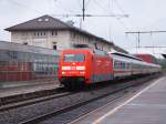 Am 01.06.07 fhrt 101 137-8 PEP(SI) mit einem InterCity von Nrnberg HBF nach Karlsruhe HBF auf Gleis 1 des Aalener Bahnhofs ein.